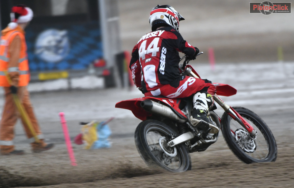 Winter beach racing at Mabelthorpe