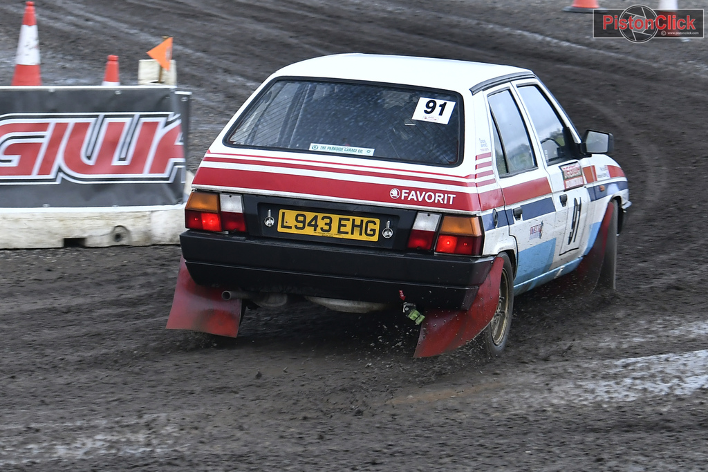 Phil Hall and Nathalie Kelly Rutten in the number 91 RAF Motorsport Skoda Favorit 