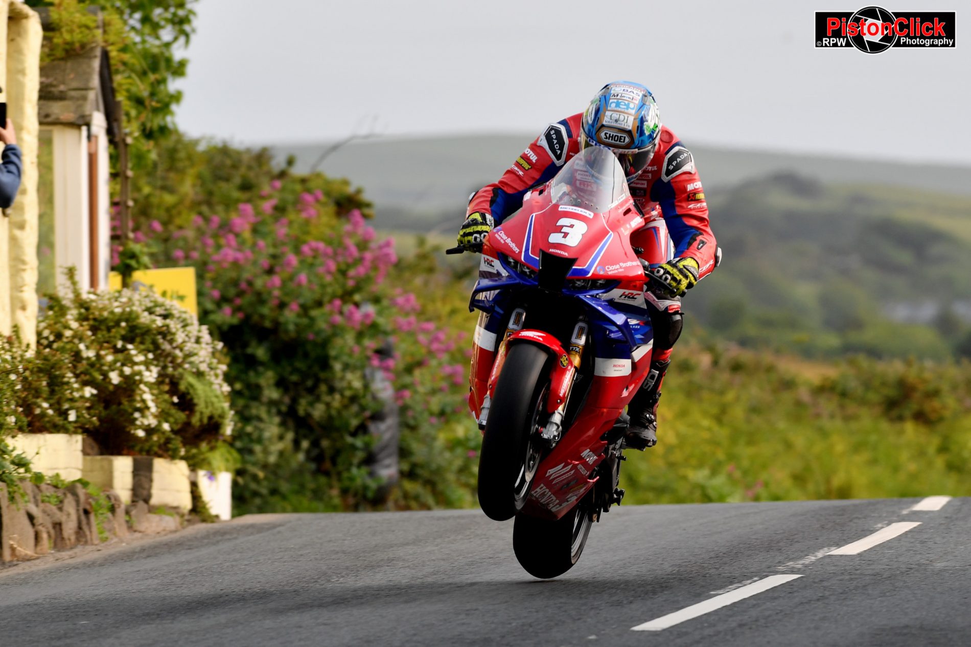 Dea Harrison Wining the 2025 IoM TT Superstock race 1
