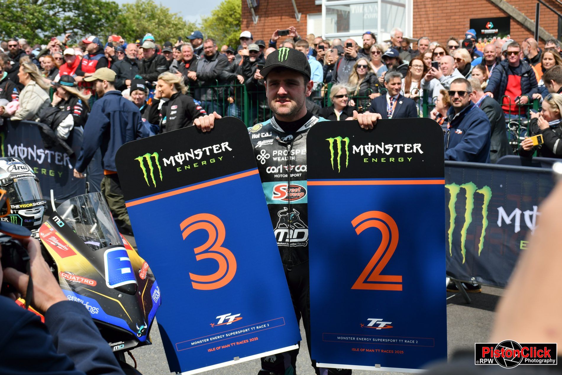 Michael Dunlop gets his 32d wi at the TT