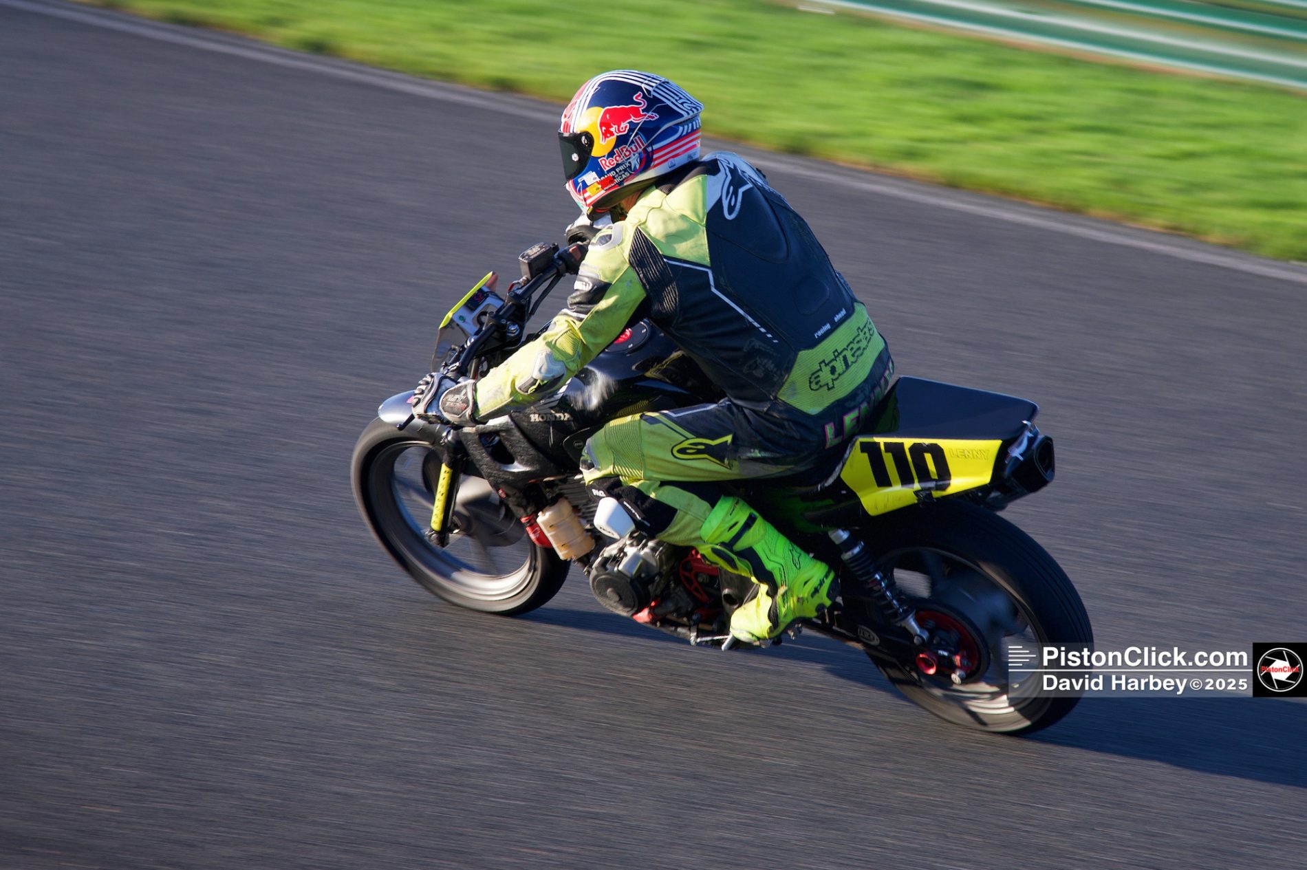 Motorcycle racing at the Plum Pudding Race at Mallory Park