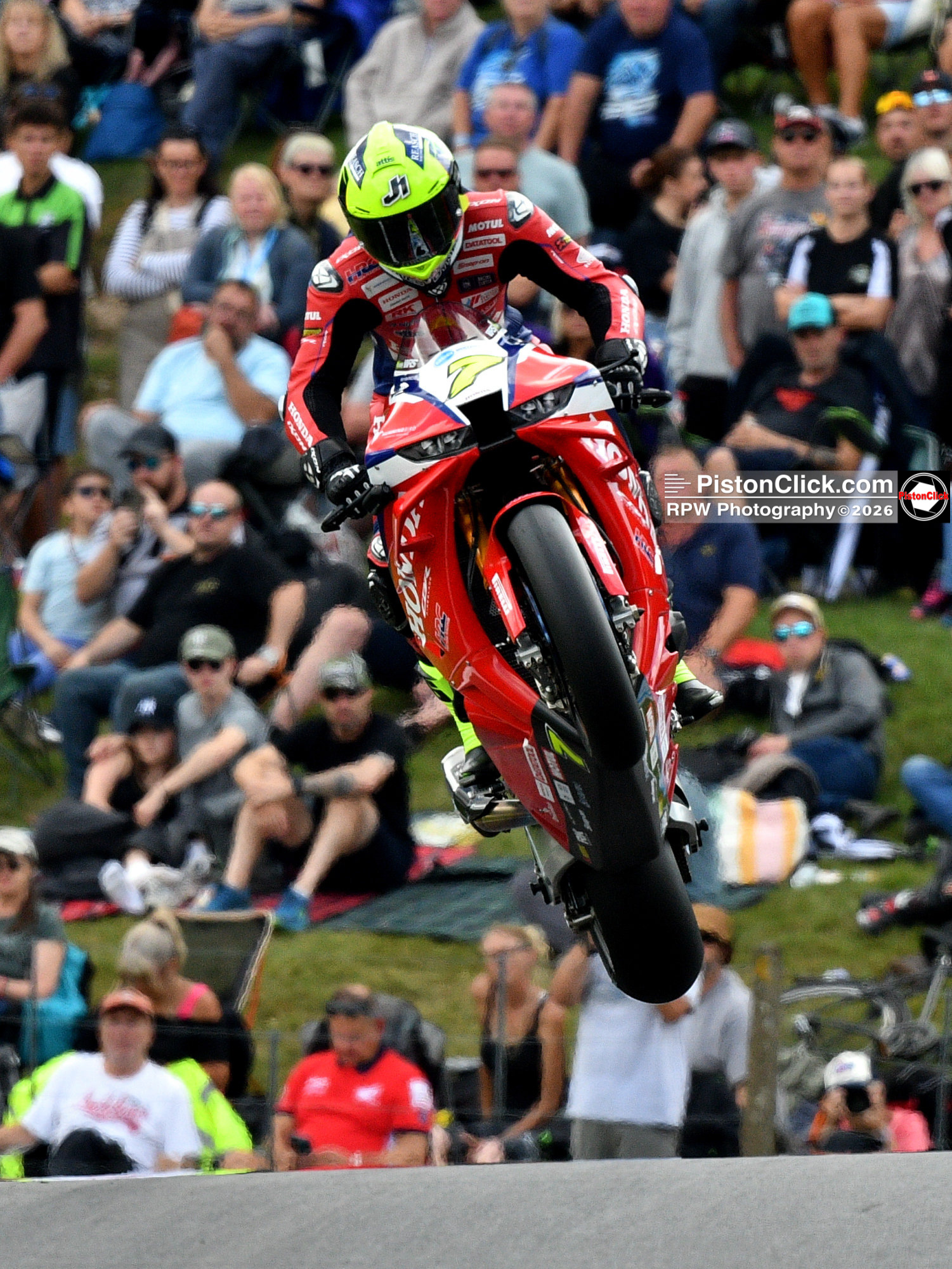 Ryan Vickers wins at BSB Cadwell Park 2026