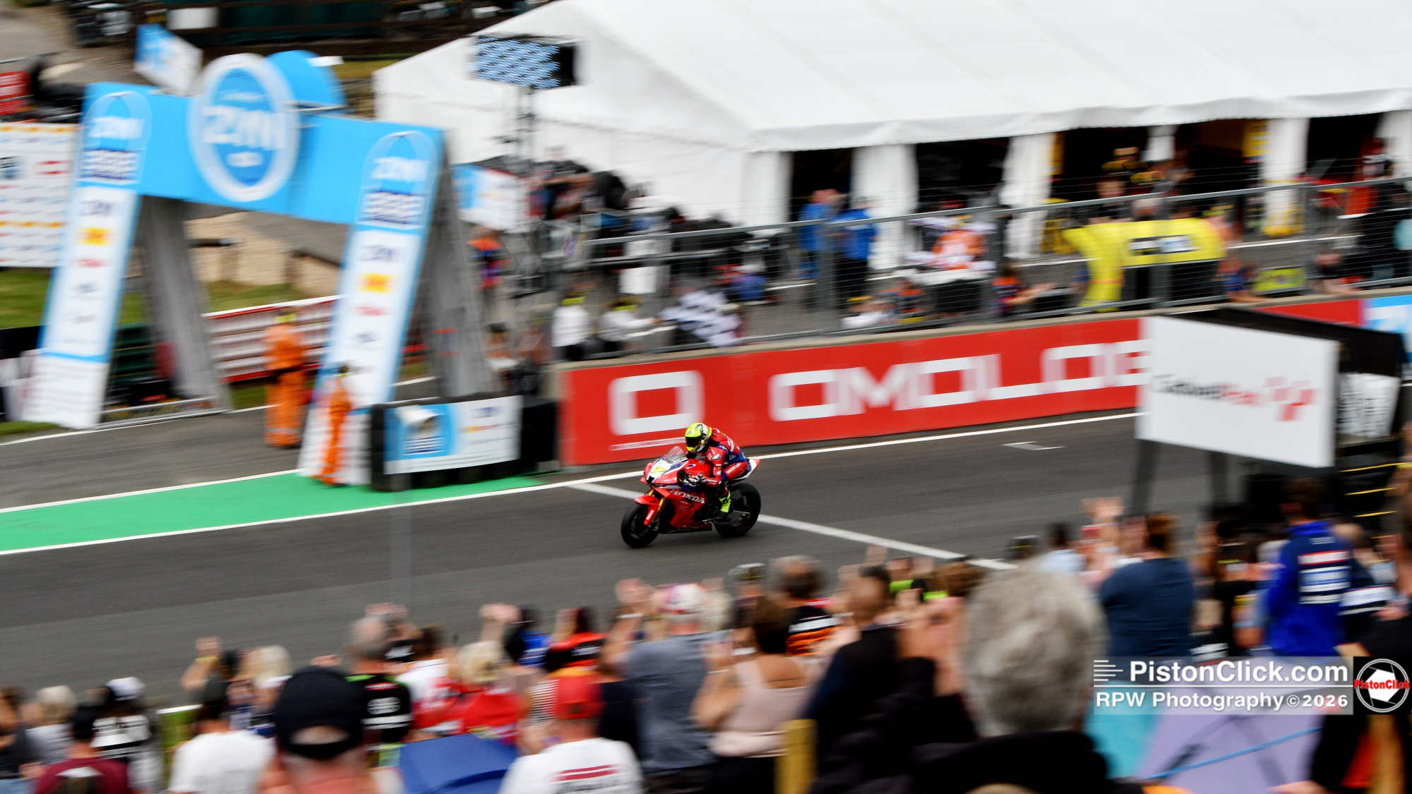 Ryan Vickers wins at BSB Cadwell Park 2026