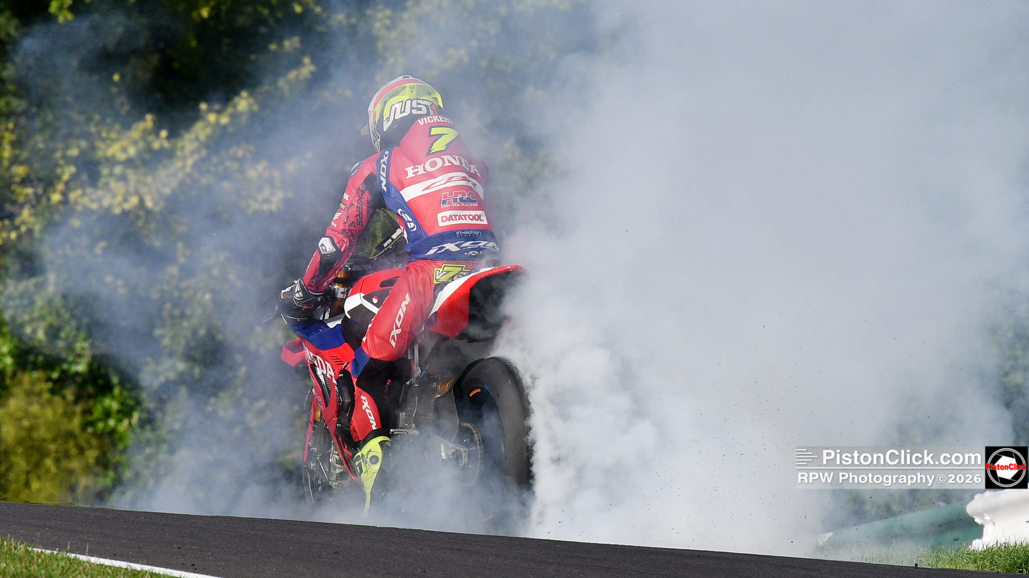 Ryan Vickers wins at BSB Cadwell Park 2026