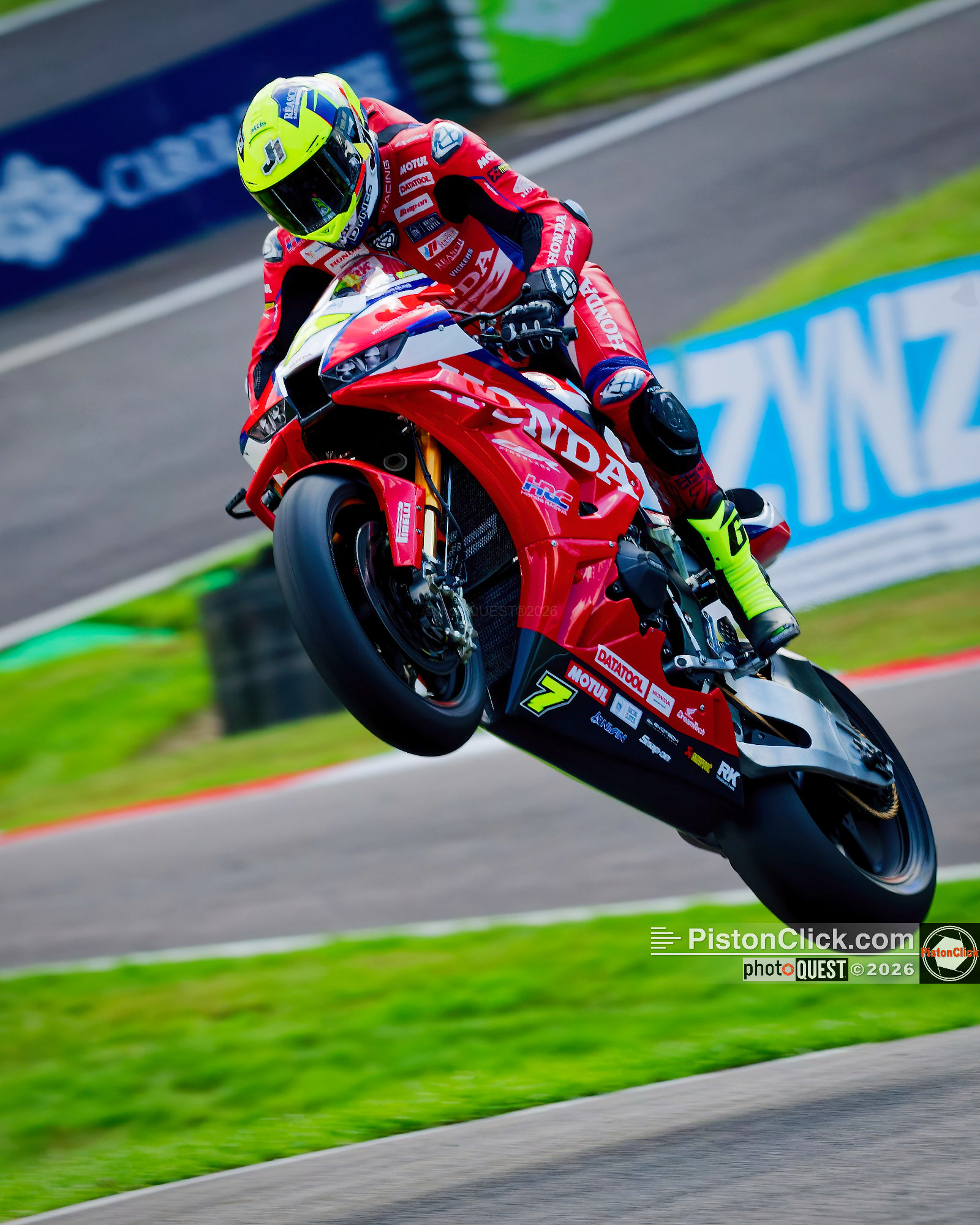 Ryan Vickers wins at BSB Cadwell Park 2026