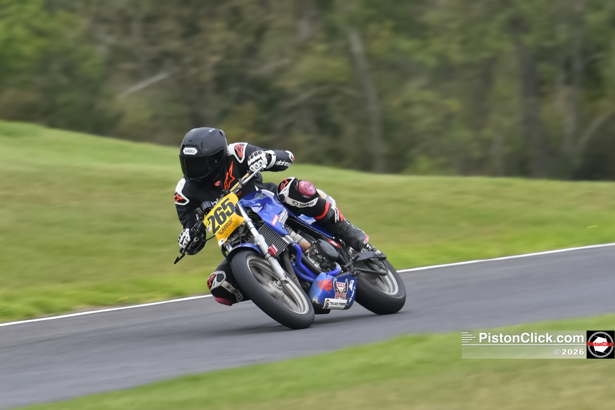 Honda CB500 at Cadwell Park BHRC